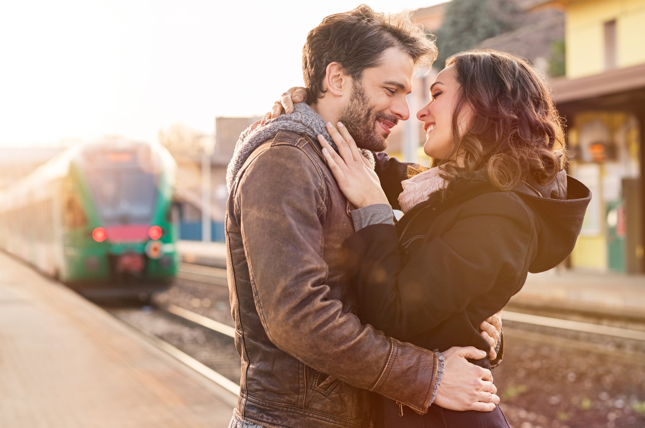Проводить время с любимым человеком. Влюбленные встретились. Поцелуй на вокзале. Встреча влюбленных. Встреча мужчины и женщины.