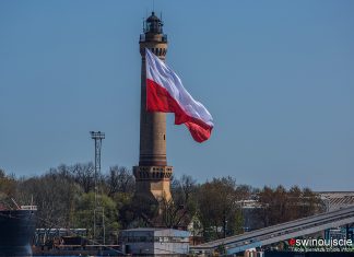 #Świnoujście​ - Dzień Flagi - Największa flaga na latarni w Świnoujściu #Polska​ #PolskaJestPiękna