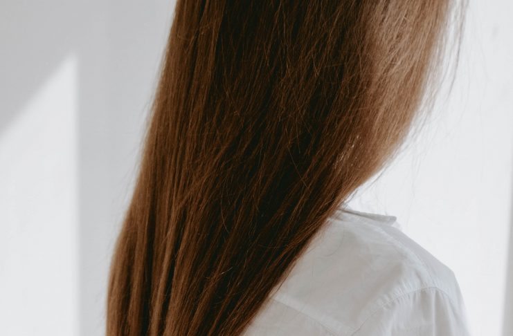 Suche włosy po farbowaniu – jak im pomóc