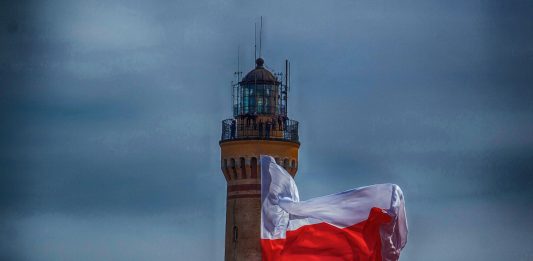 Polska flaga na Latarni Morskiej w Świnoujściu