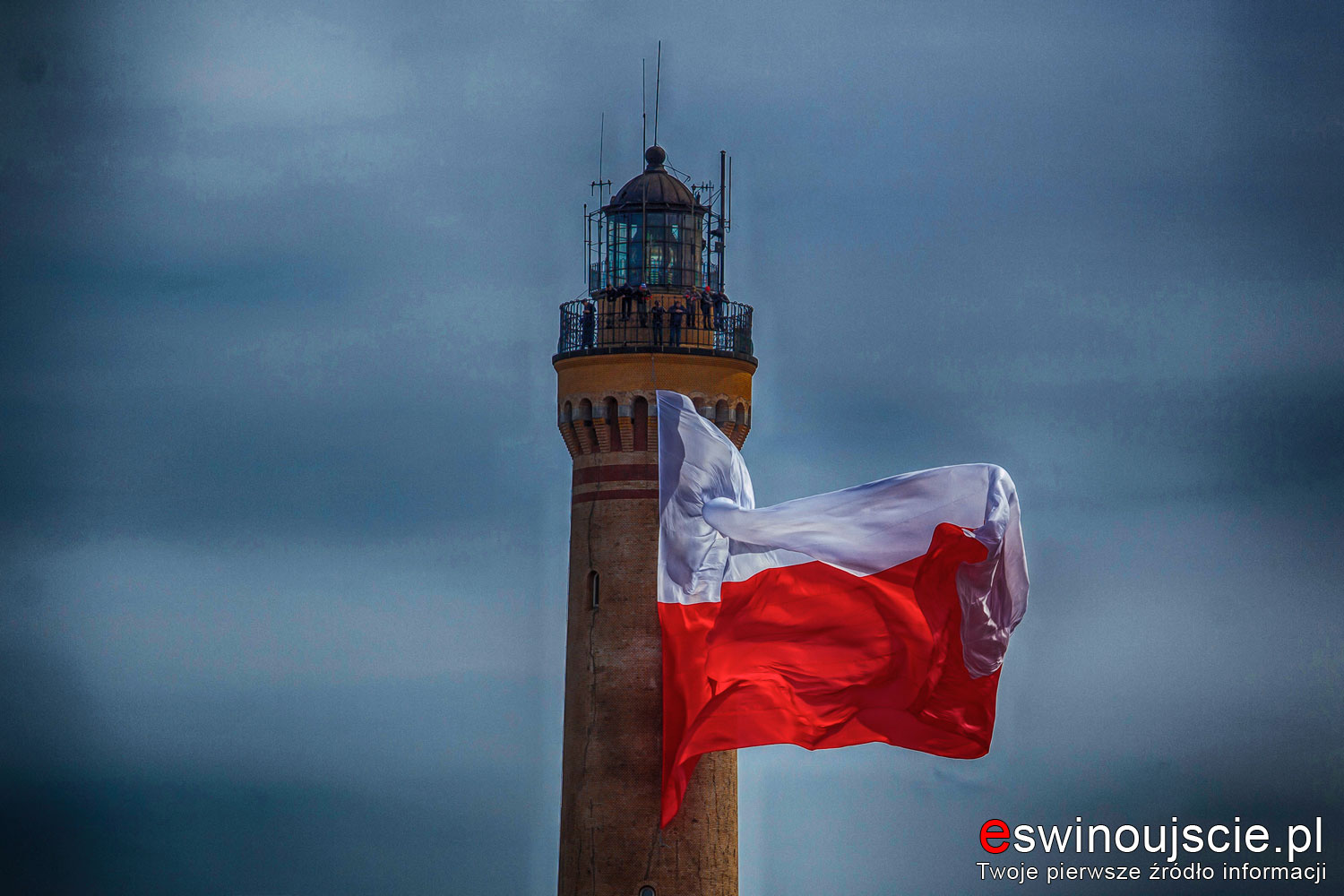 Polska flaga na Latarni Morskiej w Świnoujściu
