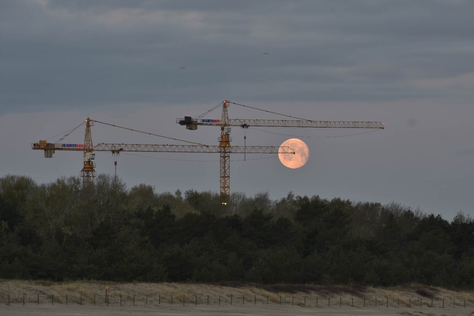 Niesamowite zdjęcia Księżyc na świnoujskiej plaży w obiektywie Krzysztofa Kosta