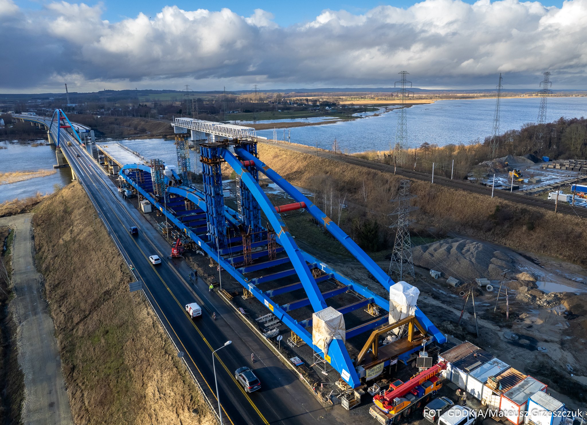 Szybciej i bezpieczniej nad morze - Zobacz jak powstaje nowy most w Wolinie