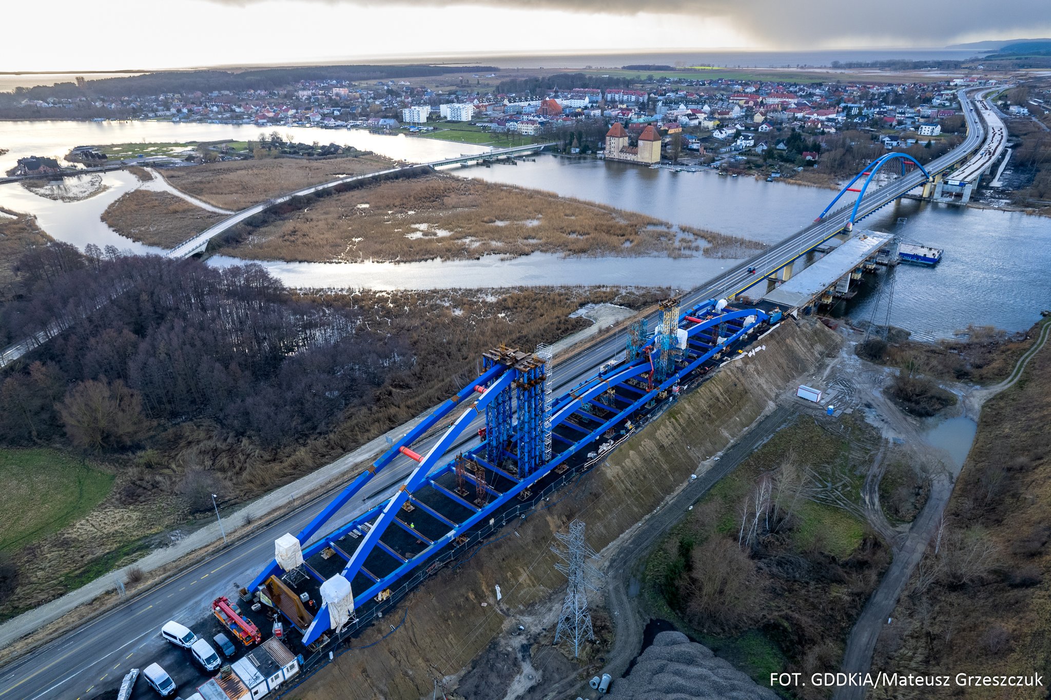 Szybciej i bezpieczniej nad morze - Zobacz jak powstaje nowy most w Wolinie